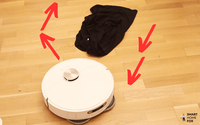 Der Dreame L10s Pro Ultra Heat umfährt im Test Hundekott-Attrappen.